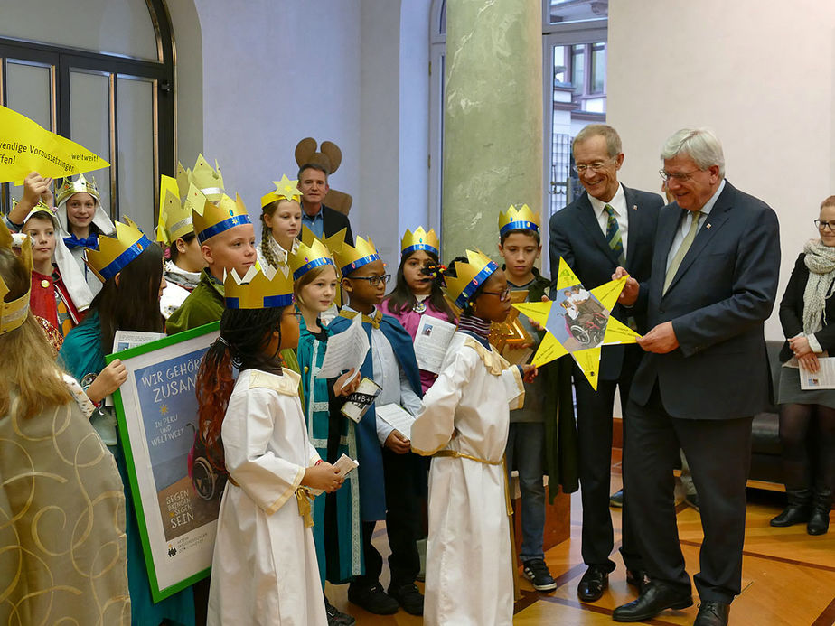 Naumburger Sternsinger zu Besuch beim Hessischen Ministerpräsidenten Volker Bouffier (Foto: Karl-Franz Thiede)